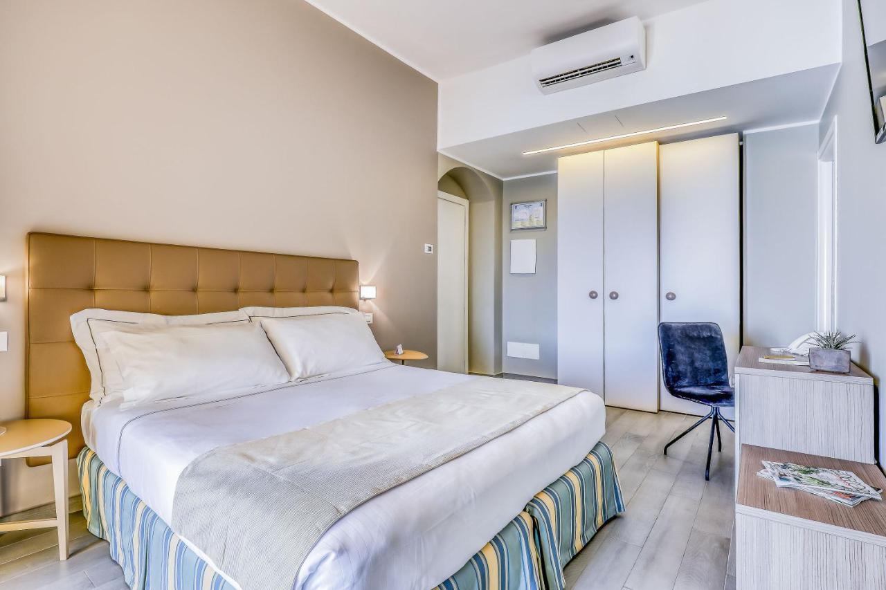 Hotel Albatros Varigotti Esterno foto